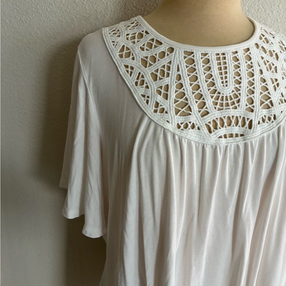 ❤️$15 BUNDLE SALE Torrid white tee - Picture 2 of 5